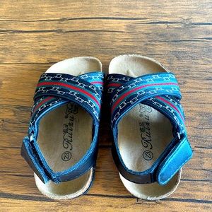 Sandalias para niños color negro con líneas rojas muy bonitos